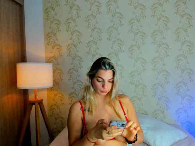 MAHIAMONTENEGRO webcam