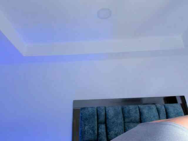 MAHIAMONTENEGRO webcam