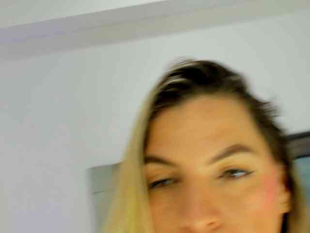 MAHIAMONTENEGRO webcam