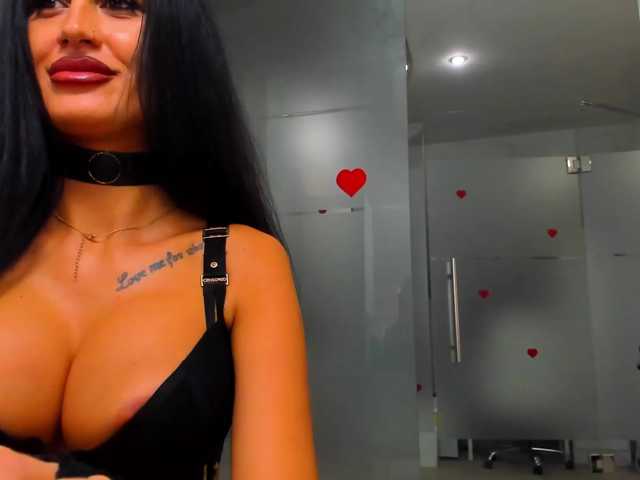 queenrafaelle live cam on BongaCams