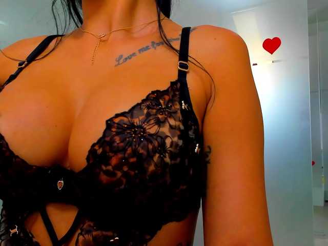 queenrafaelle live cam on BongaCams