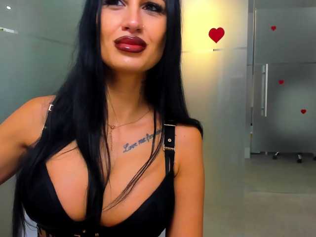 queenrafaelle live cam on BongaCams