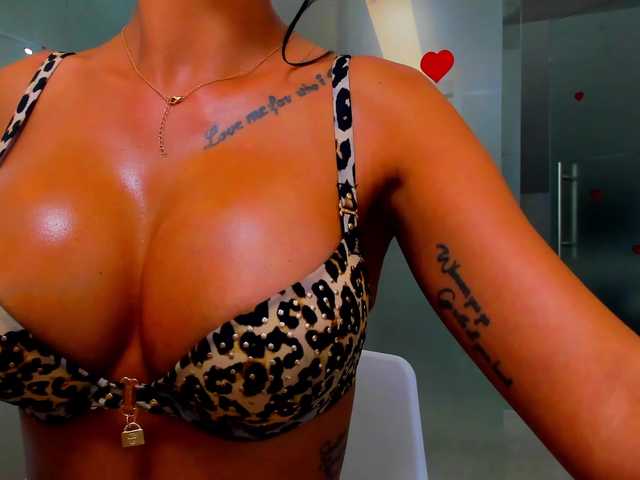 queenrafaelle live cam on BongaCams