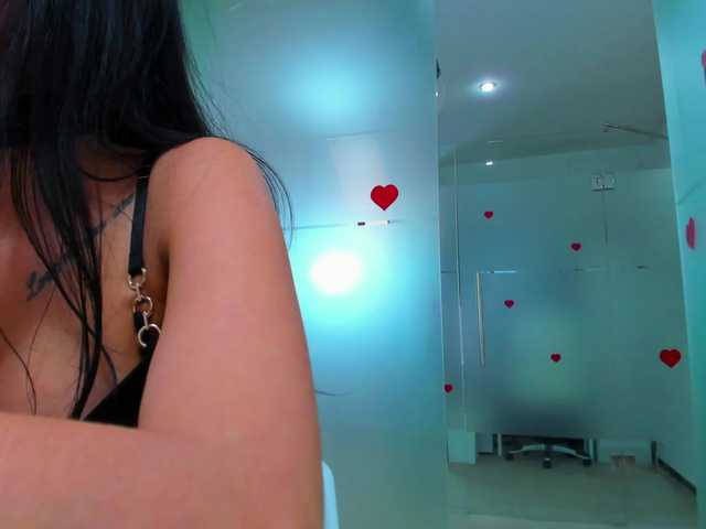 queenrafaelle Live Cam on BongaCams