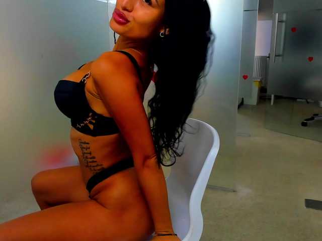 queenrafaelle live cam on BongaCams