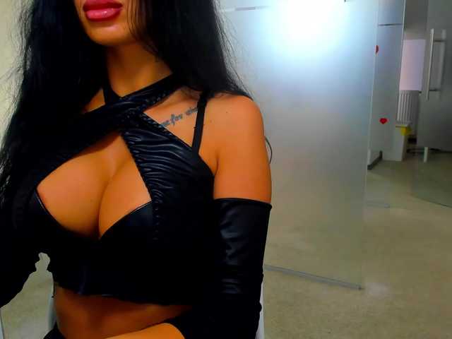 queenrafaelle live cam on BongaCams
