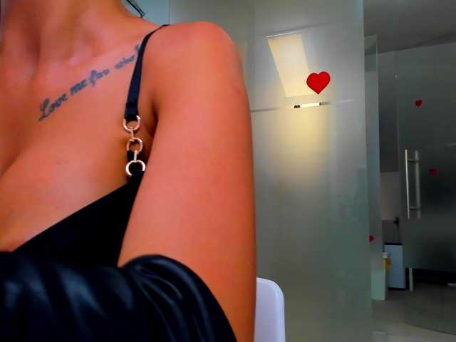 queenrafaelle live cam on BongaCams