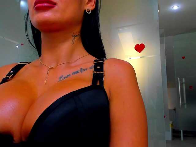queenrafaelle live cam on BongaCams