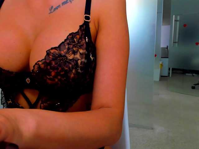 queenrafaelle live cam on BongaCams