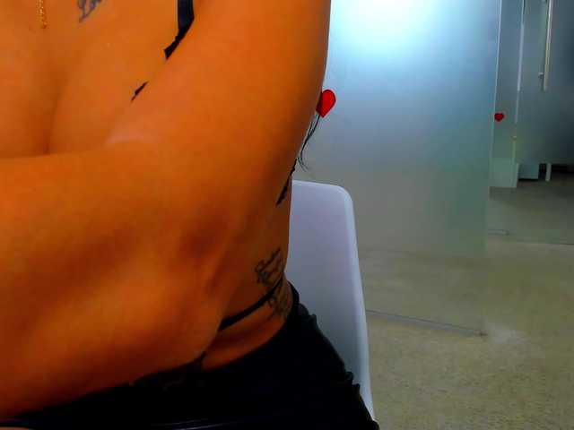 queenrafaelle live cam on BongaCams