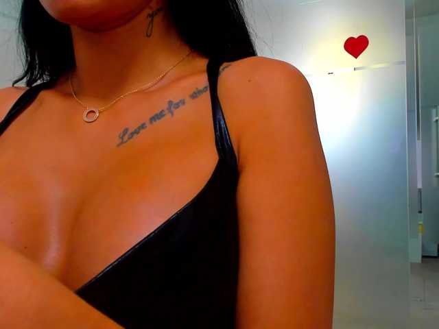 queenrafaelle live cam on BongaCams