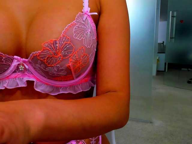 queenrafaelle live cam on BongaCams
