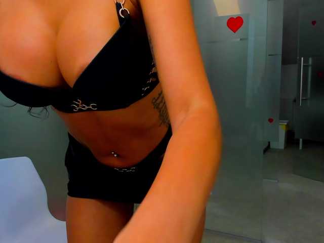 queenrafaelle live cam on BongaCams