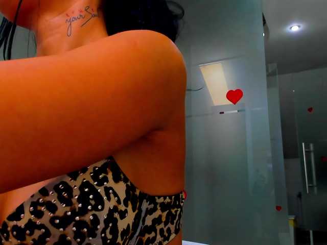le modèle Rafaelleee est en webcam porno dans un show sur le site bongacams, il possède les tags suivants: White/Caucasian,Brunette,Shaved