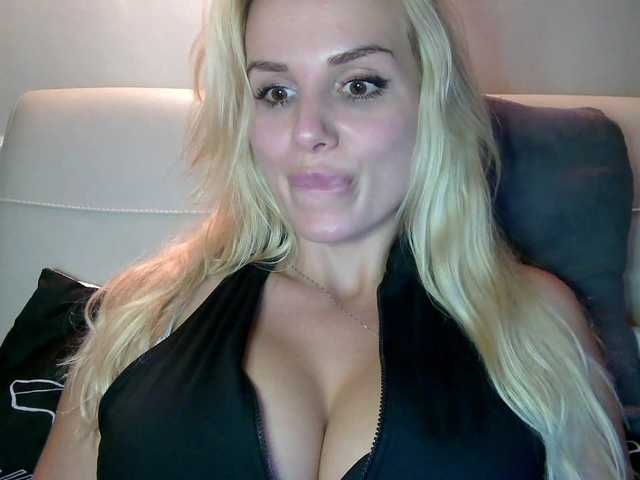 CorneliaSweet live cam on BongaCams