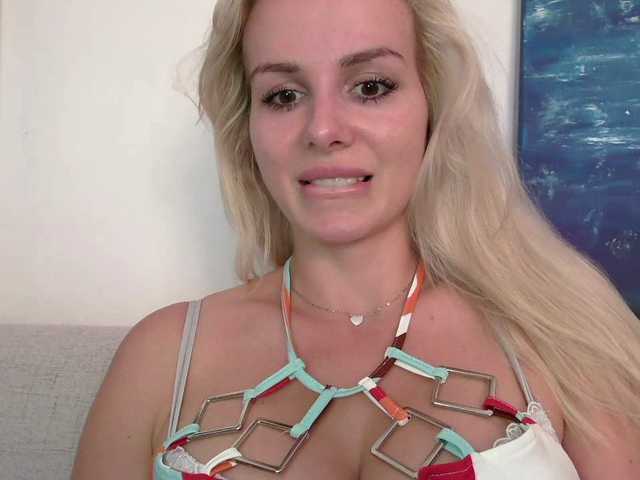 CorneliaSweet live cam on BongaCams