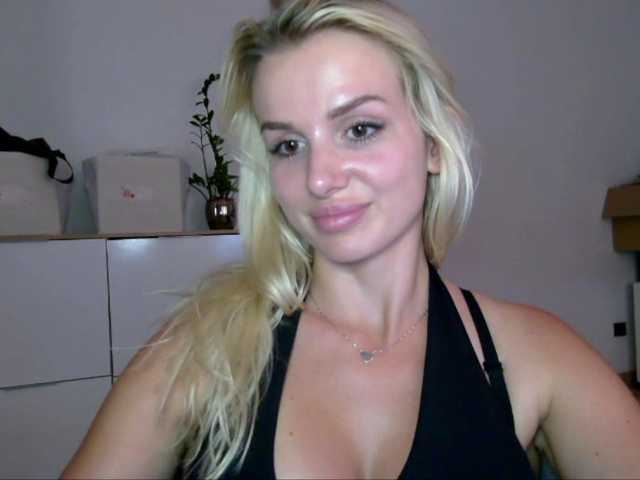 CorneliaSweet live cam on BongaCams
