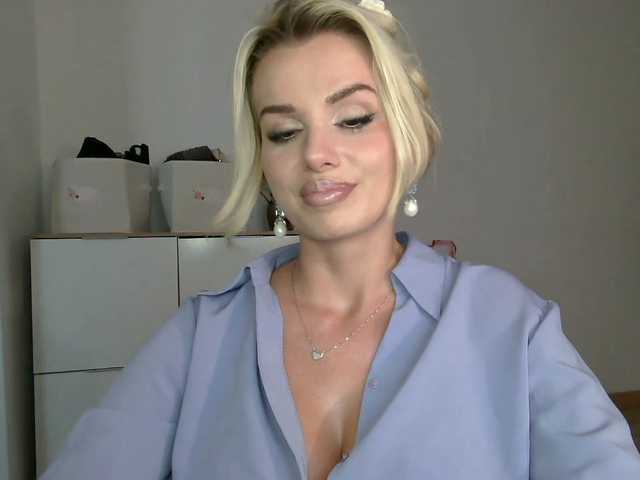 CorneliaSweet live cam on BongaCams