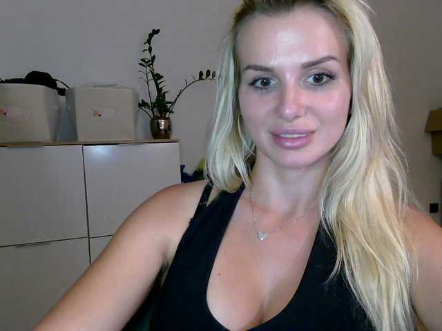 CorneliaSweet live cam on BongaCams