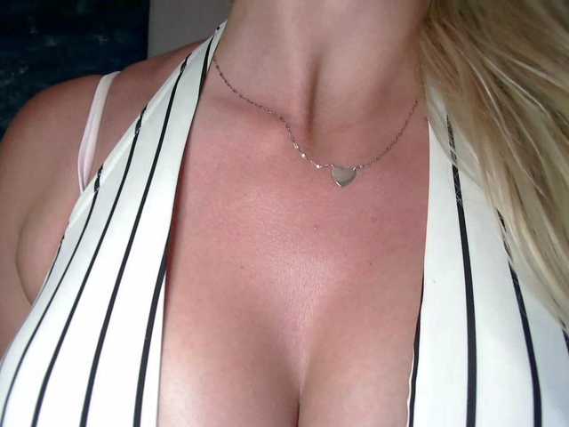 CorneliaSweet live cam on BongaCams