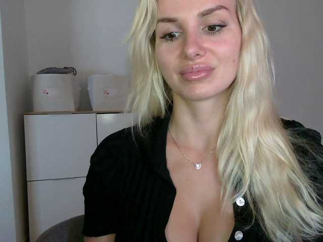 CorneliaSweet live cam on BongaCams