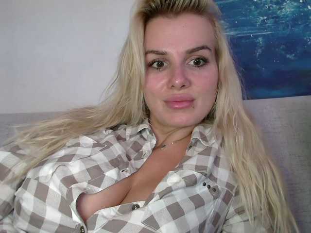 CorneliaSweet live cam on BongaCams