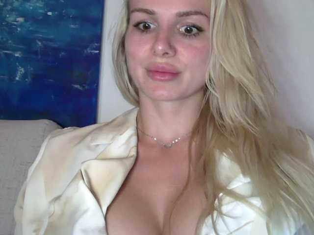 CorneliaSweet live cam on BongaCams