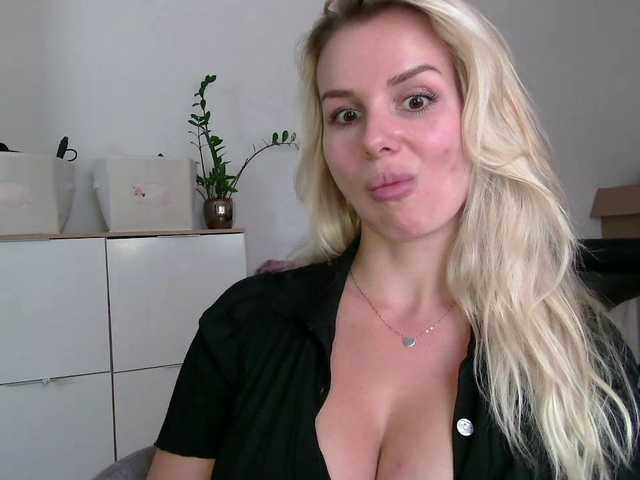 CorneliaSweet live cam on BongaCams