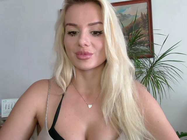 CorneliaSweet live cam on BongaCams