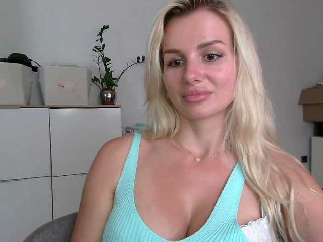 CorneliaSweet live cam on BongaCams