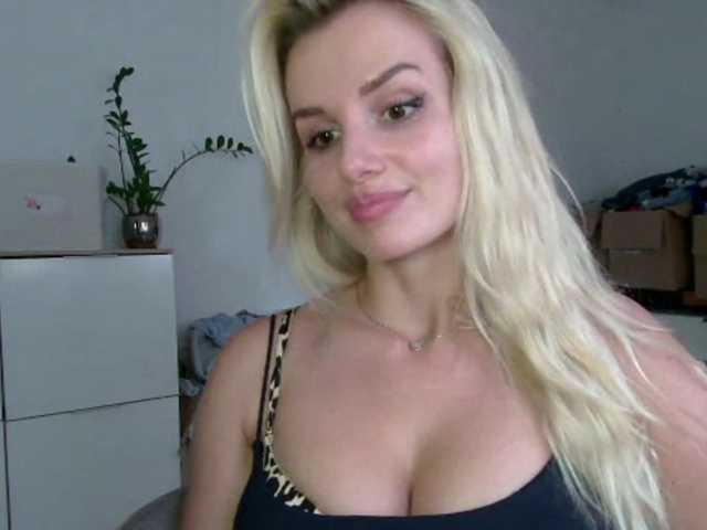 CorneliaSweet live cam on BongaCams