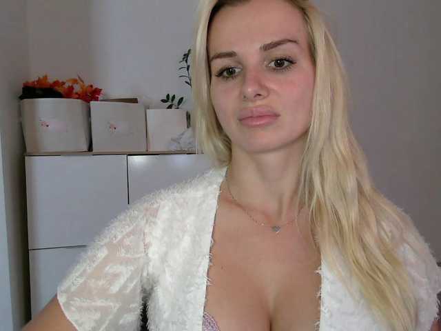 CorneliaSweet live cam on BongaCams