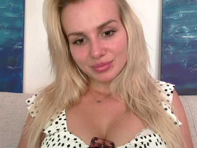 CorneliaSweet live cam on BongaCams
