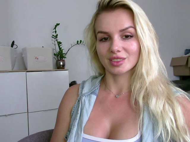CorneliaSweet live cam on BongaCams