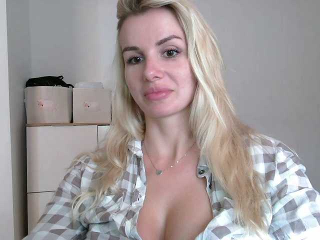 CorneliaSweet live cam on BongaCams