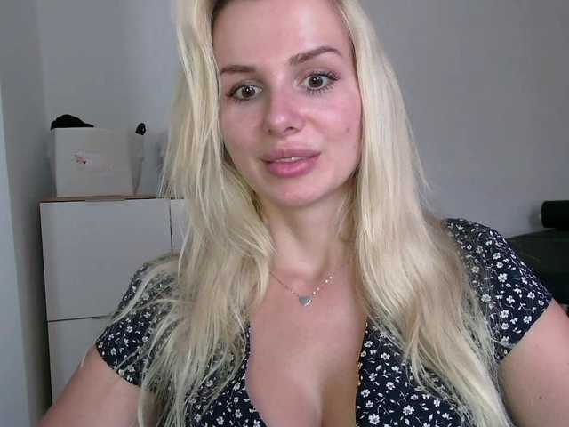 CorneliaSweet live cam on BongaCams