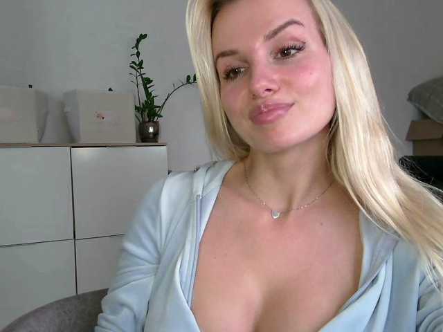 CorneliaSweet live cam on BongaCams