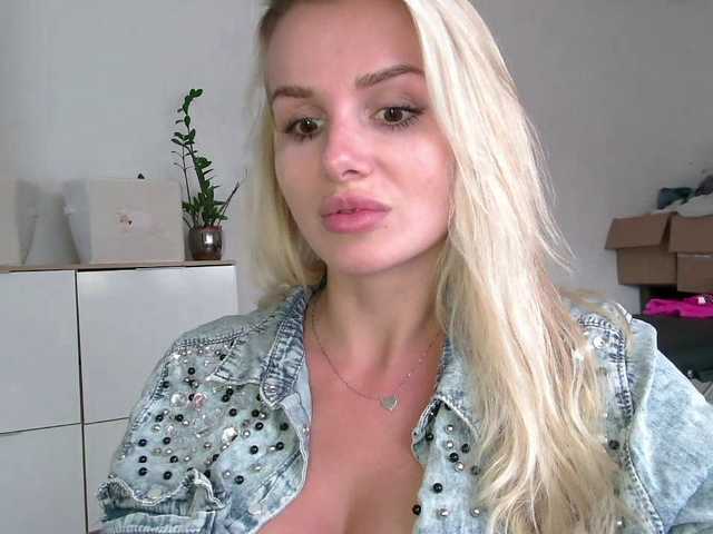 CorneliaSweet live cam on BongaCams