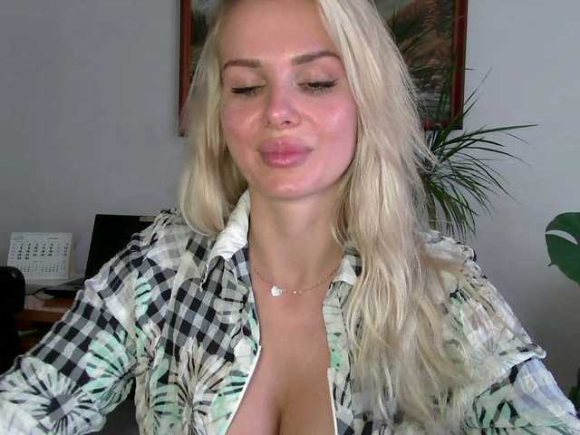 CorneliaSweet live cam on BongaCams