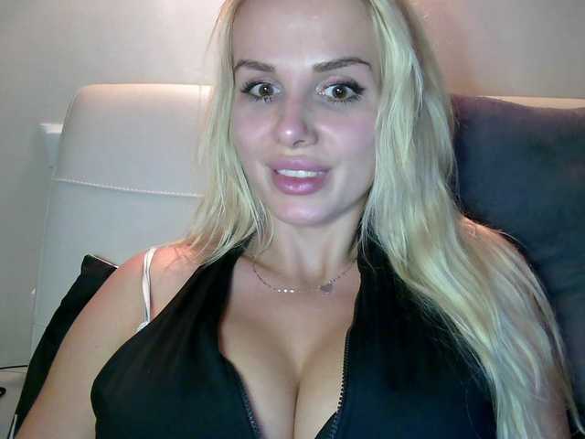 CorneliaSweet live cam on BongaCams