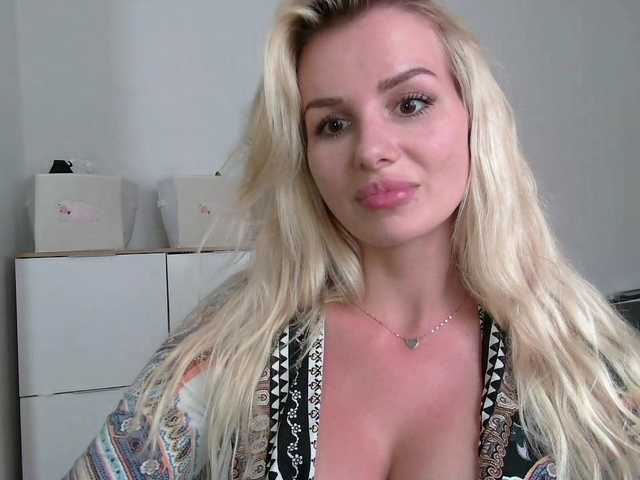 CorneliaSweet live cam on BongaCams