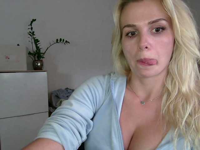 CorneliaSweet live cam on BongaCams