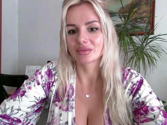 CorneliaSweet live cam on BongaCams