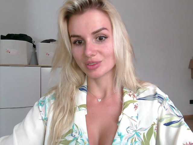 CorneliaSweet live cam on BongaCams