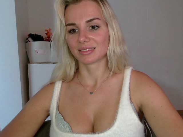 CorneliaSweet live cam on BongaCams