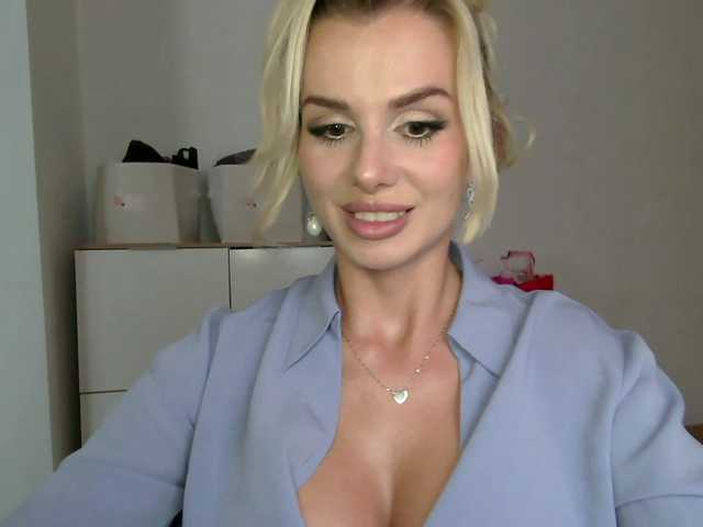 CorneliaSweet live cam on BongaCams
