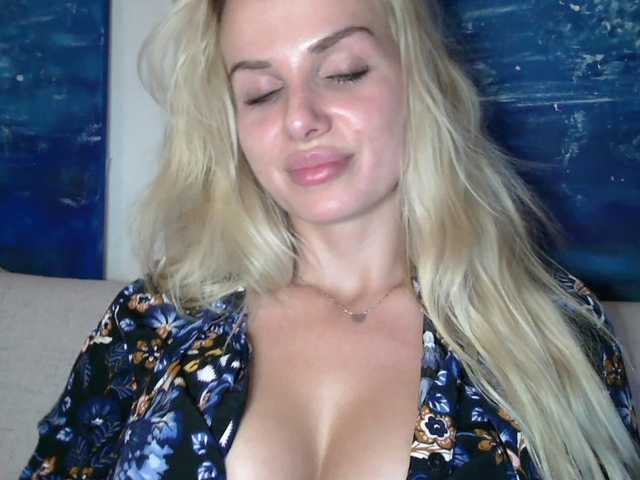 CorneliaSweet live cam on BongaCams