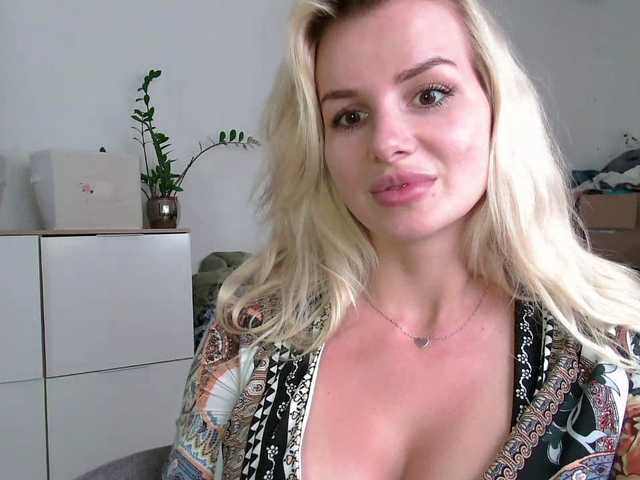 CorneliaSweet live cam on BongaCams