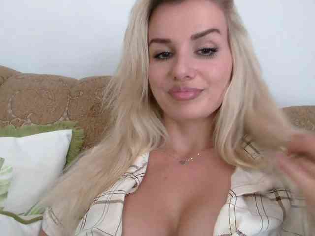 Model: CorneliaSweet