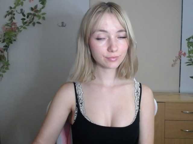 LuciaGlow webcam bongacams model stream image